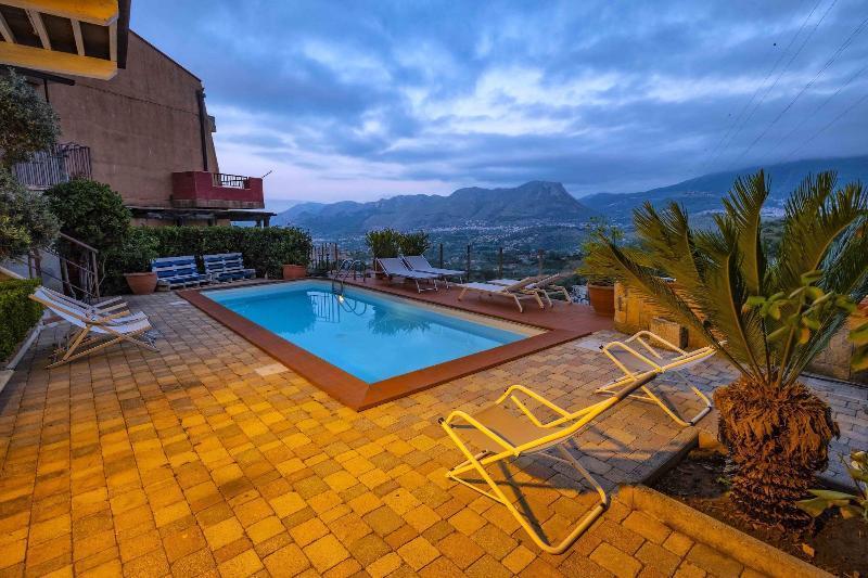 Bnb Casa Rossa มอนเรอาเล ภายนอก รูปภาพ