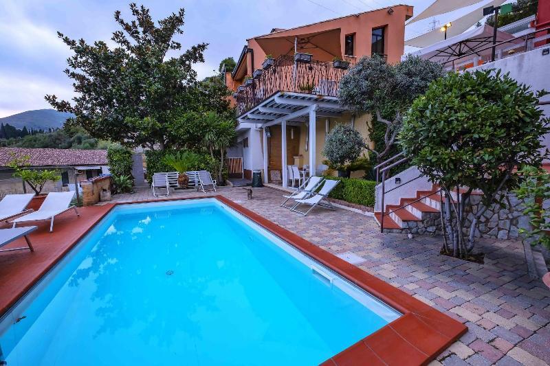 Bnb Casa Rossa มอนเรอาเล ภายนอก รูปภาพ